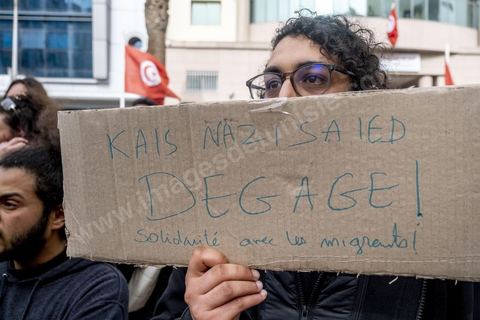 25 février 2023 : manifestation de soutien aux migrants et contre le racisme à l'appel de la société civile suite aux propos de Kais Saied, Président de la Tunisie, contre les migrants subsahariens en Tunisie. Kaïs Saïed avait provoqué la stupeur le 21 février en prônant des « mesures urgentes » contre l’immigration clandestine de ressortissants de pays d’Afrique subsaharienne, affirmant que leur présence en Tunisie était source de « violence, de crimes et d’actes inacceptables », et qu'ils cherchaient à coloniser la Tunisie et menaçaient l'identité arabo-musulmane, des propos dénoncés par des ONG et l'Union Africaine. Ces propos n'ont fait que renforcer les agressions contre cette communauté et enclenché officiellement une vague d'arrestations dans tout le pays. Les manifestants ont scandé plusieurs slogans afin d'exprimer leur solidarité avec les migrants et d’appeler à la régularisation de la situation de ceux qui se trouvent en situation irrégulière.