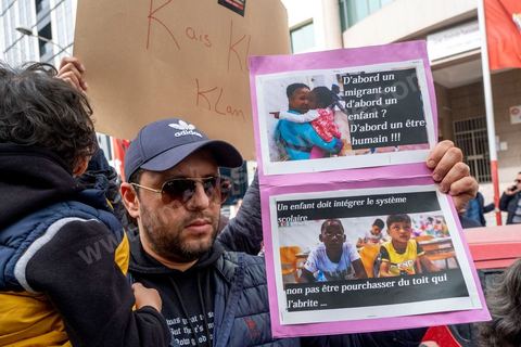 25 février 2023 : manifestation de soutien aux migrants et contre le racisme à l'appel de la société civile suite aux propos de Kais Saied, Président de la Tunisie, contre les migrants subsahariens en Tunisie. Kaïs Saïed avait provoqué la stupeur le 21 février en prônant des « mesures urgentes » contre l’immigration clandestine de ressortissants de pays d’Afrique subsaharienne, affirmant que leur présence en Tunisie était source de « violence, de crimes et d’actes inacceptables », et qu'ils cherchaient à coloniser la Tunisie et menaçaient l'identité arabo-musulmane, des propos dénoncés par des ONG et l'Union Africaine. Ces propos n'ont fait que renforcer les agressions contre cette communauté et enclenché officiellement une vague d'arrestations dans tout le pays. Les manifestants ont scandé plusieurs slogans afin d'exprimer leur solidarité avec les migrants et d’appeler à la régularisation de la situation de ceux qui se trouvent en situation irrégulière.