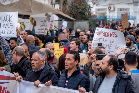 25 février 2023 : manifestation de soutien aux migrants et contre le racisme à l'appel de la société civile suite aux propos de Kais Saied, Président de la Tunisie, contre les migrants subsahariens en Tunisie. Kaïs Saïed avait provoqué la stupeur le 21 février en prônant des « mesures urgentes » contre l’immigration clandestine de ressortissants de pays d’Afrique subsaharienne, affirmant que leur présence en Tunisie était source de « violence, de crimes et d’actes inacceptables », et qu'ils cherchaient à coloniser la Tunisie et menaçaient l'identité arabo-musulmane, des propos dénoncés par des ONG et l'Union Africaine. Ces propos n'ont fait que renforcer les agressions contre cette communauté et enclenché officiellement une vague d'arrestations dans tout le pays. Les manifestants ont scandé plusieurs slogans afin d'exprimer leur solidarité avec les migrants et d’appeler à la régularisation de la situation de ceux qui se trouvent en situation irrégulière.