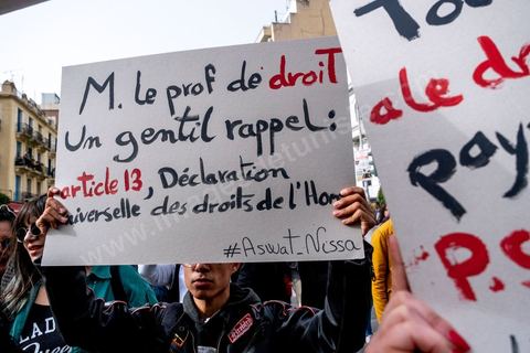 25 février 2023 : manifestation de soutien aux migrants et contre le racisme à l'appel de la société civile suite aux propos de Kais Saied, Président de la Tunisie, contre les migrants subsahariens en Tunisie. Kaïs Saïed avait provoqué la stupeur le 21 février en prônant des « mesures urgentes » contre l’immigration clandestine de ressortissants de pays d’Afrique subsaharienne, affirmant que leur présence en Tunisie était source de « violence, de crimes et d’actes inacceptables », et qu'ils cherchaient à coloniser la Tunisie et menaçaient l'identité arabo-musulmane, des propos dénoncés par des ONG et l'Union Africaine. Ces propos n'ont fait que renforcer les agressions contre cette communauté et enclenché officiellement une vague d'arrestations dans tout le pays. Les manifestants ont scandé plusieurs slogans afin d'exprimer leur solidarité avec les migrants et d’appeler à la régularisation de la situation de ceux qui se trouvent en situation irrégulière.