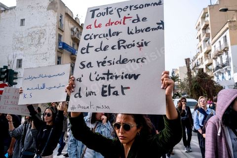 25 février 2023 : manifestation de soutien aux migrants et contre le racisme à l'appel de la société civile suite aux propos de Kais Saied, Président de la Tunisie, contre les migrants subsahariens en Tunisie. Kaïs Saïed avait provoqué la stupeur le 21 février en prônant des « mesures urgentes » contre l’immigration clandestine de ressortissants de pays d’Afrique subsaharienne, affirmant que leur présence en Tunisie était source de « violence, de crimes et d’actes inacceptables », et qu'ils cherchaient à coloniser la Tunisie et menaçaient l'identité arabo-musulmane, des propos dénoncés par des ONG et l'Union Africaine. Ces propos n'ont fait que renforcer les agressions contre cette communauté et enclenché officiellement une vague d'arrestations dans tout le pays. Les manifestants ont scandé plusieurs slogans afin d'exprimer leur solidarité avec les migrants et d’appeler à la régularisation de la situation de ceux qui se trouvent en situation irrégulière.