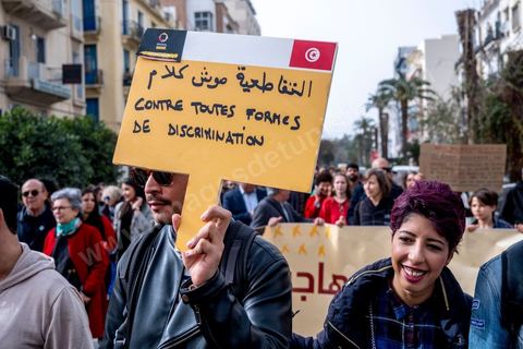 25 février 2023 : manifestation de soutien aux migrants et contre le racisme à l'appel de la société civile suite aux propos de Kais Saied, Président de la Tunisie, contre les migrants subsahariens en Tunisie. Kaïs Saïed avait provoqué la stupeur le 21 février en prônant des « mesures urgentes » contre l’immigration clandestine de ressortissants de pays d’Afrique subsaharienne, affirmant que leur présence en Tunisie était source de « violence, de crimes et d’actes inacceptables », et qu'ils cherchaient à coloniser la Tunisie et menaçaient l'identité arabo-musulmane, des propos dénoncés par des ONG et l'Union Africaine. Ces propos n'ont fait que renforcer les agressions contre cette communauté et enclenché officiellement une vague d'arrestations dans tout le pays. Les manifestants ont scandé plusieurs slogans afin d'exprimer leur solidarité avec les migrants et d’appeler à la régularisation de la situation de ceux qui se trouvent en situation irrégulière.