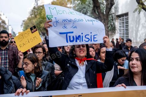 25 février 2023 : manifestation de soutien aux migrants et contre le racisme à l'appel de la société civile suite aux propos de Kais Saied, Président de la Tunisie, contre les migrants subsahariens en Tunisie. Kaïs Saïed avait provoqué la stupeur le 21 février en prônant des « mesures urgentes » contre l’immigration clandestine de ressortissants de pays d’Afrique subsaharienne, affirmant que leur présence en Tunisie était source de « violence, de crimes et d’actes inacceptables », et qu'ils cherchaient à coloniser la Tunisie et menaçaient l'identité arabo-musulmane, des propos dénoncés par des ONG et l'Union Africaine. Ces propos n'ont fait que renforcer les agressions contre cette communauté et enclenché officiellement une vague d'arrestations dans tout le pays. Les manifestants ont scandé plusieurs slogans afin d'exprimer leur solidarité avec les migrants et d’appeler à la régularisation de la situation de ceux qui se trouvent en situation irrégulière.
