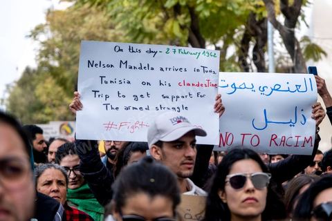 25 février 2023 : manifestation de soutien aux migrants et contre le racisme à l'appel de la société civile suite aux propos de Kais Saied, Président de la Tunisie, contre les migrants subsahariens en Tunisie. Kaïs Saïed avait provoqué la stupeur le 21 février en prônant des « mesures urgentes » contre l’immigration clandestine de ressortissants de pays d’Afrique subsaharienne, affirmant que leur présence en Tunisie était source de « violence, de crimes et d’actes inacceptables », et qu'ils cherchaient à coloniser la Tunisie et menaçaient l'identité arabo-musulmane, des propos dénoncés par des ONG et l'Union Africaine. Ces propos n'ont fait que renforcer les agressions contre cette communauté et enclenché officiellement une vague d'arrestations dans tout le pays. Les manifestants ont scandé plusieurs slogans afin d'exprimer leur solidarité avec les migrants et d’appeler à la régularisation de la situation de ceux qui se trouvent en situation irrégulière.