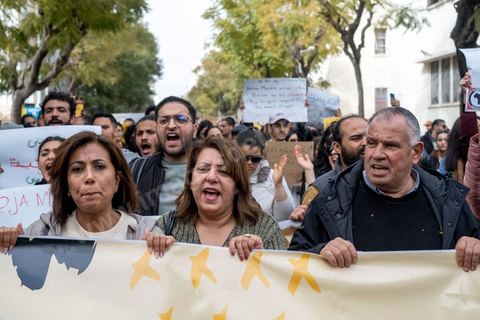 25 février 2023 : manifestation de soutien aux migrants et contre le racisme à l'appel de la société civile suite aux propos de Kais Saied, Président de la Tunisie, contre les migrants subsahariens en Tunisie. Kaïs Saïed avait provoqué la stupeur le 21 février en prônant des « mesures urgentes » contre l’immigration clandestine de ressortissants de pays d’Afrique subsaharienne, affirmant que leur présence en Tunisie était source de « violence, de crimes et d’actes inacceptables », et qu'ils cherchaient à coloniser la Tunisie et menaçaient l'identité arabo-musulmane, des propos dénoncés par des ONG et l'Union Africaine. Ces propos n'ont fait que renforcer les agressions contre cette communauté et enclenché officiellement une vague d'arrestations dans tout le pays. Les manifestants ont scandé plusieurs slogans afin d'exprimer leur solidarité avec les migrants et d’appeler à la régularisation de la situation de ceux qui se trouvent en situation irrégulière.