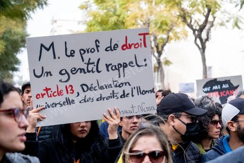 25 février 2023 : manifestation de soutien aux migrants et contre le racisme à l'appel de la société civile suite aux propos de Kais Saied, Président de la Tunisie, contre les migrants subsahariens en Tunisie. Kaïs Saïed avait provoqué la stupeur le 21 février en prônant des « mesures urgentes » contre l’immigration clandestine de ressortissants de pays d’Afrique subsaharienne, affirmant que leur présence en Tunisie était source de « violence, de crimes et d’actes inacceptables », et qu'ils cherchaient à coloniser la Tunisie et menaçaient l'identité arabo-musulmane, des propos dénoncés par des ONG et l'Union Africaine. Ces propos n'ont fait que renforcer les agressions contre cette communauté et enclenché officiellement une vague d'arrestations dans tout le pays. Les manifestants ont scandé plusieurs slogans afin d'exprimer leur solidarité avec les migrants et d’appeler à la régularisation de la situation de ceux qui se trouvent en situation irrégulière.