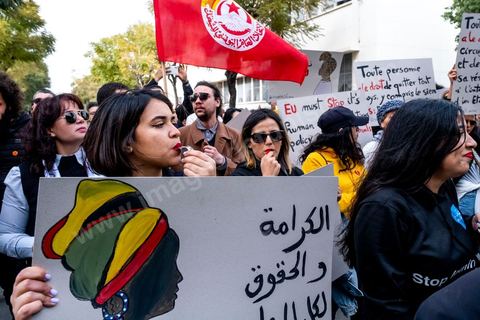 25 février 2023 : manifestation de soutien aux migrants et contre le racisme à l'appel de la société civile suite aux propos de Kais Saied, Président de la Tunisie, contre les migrants subsahariens en Tunisie. Kaïs Saïed avait provoqué la stupeur le 21 février en prônant des « mesures urgentes » contre l’immigration clandestine de ressortissants de pays d’Afrique subsaharienne, affirmant que leur présence en Tunisie était source de « violence, de crimes et d’actes inacceptables », et qu'ils cherchaient à coloniser la Tunisie et menaçaient l'identité arabo-musulmane, des propos dénoncés par des ONG et l'Union Africaine. Ces propos n'ont fait que renforcer les agressions contre cette communauté et enclenché officiellement une vague d'arrestations dans tout le pays. Les manifestants ont scandé plusieurs slogans afin d'exprimer leur solidarité avec les migrants et d’appeler à la régularisation de la situation de ceux qui se trouvent en situation irrégulière.