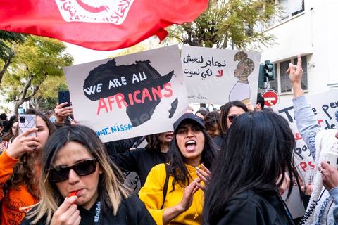 25 février 2023 : manifestation de soutien aux migrants et contre le racisme à l'appel de la société civile suite aux propos de Kais Saied, Président de la Tunisie, contre les migrants subsahariens en Tunisie. Kaïs Saïed avait provoqué la stupeur le 21 février en prônant des « mesures urgentes » contre l’immigration clandestine de ressortissants de pays d’Afrique subsaharienne, affirmant que leur présence en Tunisie était source de « violence, de crimes et d’actes inacceptables », et qu'ils cherchaient à coloniser la Tunisie et menaçaient l'identité arabo-musulmane, des propos dénoncés par des ONG et l'Union Africaine. Ces propos n'ont fait que renforcer les agressions contre cette communauté et enclenché officiellement une vague d'arrestations dans tout le pays. Les manifestants ont scandé plusieurs slogans afin d'exprimer leur solidarité avec les migrants et d’appeler à la régularisation de la situation de ceux qui se trouvent en situation irrégulière.