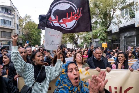 25 février 2023 : manifestation de soutien aux migrants et contre le racisme à l'appel de la société civile suite aux propos de Kais Saied, Président de la Tunisie, contre les migrants subsahariens en Tunisie. Kaïs Saïed avait provoqué la stupeur le 21 février en prônant des « mesures urgentes » contre l’immigration clandestine de ressortissants de pays d’Afrique subsaharienne, affirmant que leur présence en Tunisie était source de « violence, de crimes et d’actes inacceptables », et qu'ils cherchaient à coloniser la Tunisie et menaçaient l'identité arabo-musulmane, des propos dénoncés par des ONG et l'Union Africaine. Ces propos n'ont fait que renforcer les agressions contre cette communauté et enclenché officiellement une vague d'arrestations dans tout le pays. Les manifestants ont scandé plusieurs slogans afin d'exprimer leur solidarité avec les migrants et d’appeler à la régularisation de la situation de ceux qui se trouvent en situation irrégulière.