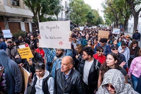 25 février 2023 : manifestation de soutien aux migrants et contre le racisme à l'appel de la société civile suite aux propos de Kais Saied, Président de la Tunisie, contre les migrants subsahariens en Tunisie. Kaïs Saïed avait provoqué la stupeur le 21 février en prônant des « mesures urgentes » contre l’immigration clandestine de ressortissants de pays d’Afrique subsaharienne, affirmant que leur présence en Tunisie était source de « violence, de crimes et d’actes inacceptables », et qu'ils cherchaient à coloniser la Tunisie et menaçaient l'identité arabo-musulmane, des propos dénoncés par des ONG et l'Union Africaine. Ces propos n'ont fait que renforcer les agressions contre cette communauté et enclenché officiellement une vague d'arrestations dans tout le pays. Les manifestants ont scandé plusieurs slogans afin d'exprimer leur solidarité avec les migrants et d’appeler à la régularisation de la situation de ceux qui se trouvent en situation irrégulière.