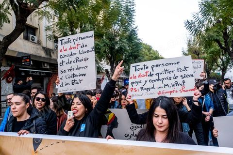 25 février 2023 : manifestation de soutien aux migrants et contre le racisme à l'appel de la société civile suite aux propos de Kais Saied, Président de la Tunisie, contre les migrants subsahariens en Tunisie. Kaïs Saïed avait provoqué la stupeur le 21 février en prônant des « mesures urgentes » contre l’immigration clandestine de ressortissants de pays d’Afrique subsaharienne, affirmant que leur présence en Tunisie était source de « violence, de crimes et d’actes inacceptables », et qu'ils cherchaient à coloniser la Tunisie et menaçaient l'identité arabo-musulmane, des propos dénoncés par des ONG et l'Union Africaine. Ces propos n'ont fait que renforcer les agressions contre cette communauté et enclenché officiellement une vague d'arrestations dans tout le pays. Les manifestants ont scandé plusieurs slogans afin d'exprimer leur solidarité avec les migrants et d’appeler à la régularisation de la situation de ceux qui se trouvent en situation irrégulière.
