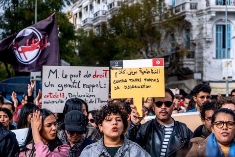 25 février 2023 : manifestation de soutien aux migrants et contre le racisme à l'appel de la société civile suite aux propos de Kais Saied, Président de la Tunisie, contre les migrants subsahariens en Tunisie. Kaïs Saïed avait provoqué la stupeur le 21 février en prônant des « mesures urgentes » contre l’immigration clandestine de ressortissants de pays d’Afrique subsaharienne, affirmant que leur présence en Tunisie était source de « violence, de crimes et d’actes inacceptables », et qu'ils cherchaient à coloniser la Tunisie et menaçaient l'identité arabo-musulmane, des propos dénoncés par des ONG et l'Union Africaine. Ces propos n'ont fait que renforcer les agressions contre cette communauté et enclenché officiellement une vague d'arrestations dans tout le pays. Les manifestants ont scandé plusieurs slogans afin d'exprimer leur solidarité avec les migrants et d’appeler à la régularisation de la situation de ceux qui se trouvent en situation irrégulière.