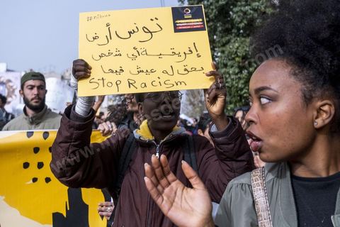 25 février 2023 : manifestation de soutien aux migrants et contre le racisme à l'appel de la société civile suite aux propos de Kais Saied, Président de la Tunisie, contre les migrants subsahariens en Tunisie. Kaïs Saïed avait provoqué la stupeur le 21 février en prônant des « mesures urgentes » contre l’immigration clandestine de ressortissants de pays d’Afrique subsaharienne, affirmant que leur présence en Tunisie était source de « violence, de crimes et d’actes inacceptables », et qu'ils cherchaient à coloniser la Tunisie et menaçaient l'identité arabo-musulmane, des propos dénoncés par des ONG et l'Union Africaine. Ces propos n'ont fait que renforcer les agressions contre cette communauté et enclenché officiellement une vague d'arrestations dans tout le pays. Les manifestants ont scandé plusieurs slogans afin d'exprimer leur solidarité avec les migrants et d’appeler à la régularisation de la situation de ceux qui se trouvent en situation irrégulière.