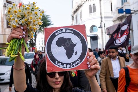 25 février 2023 : manifestation de soutien aux migrants et contre le racisme à l'appel de la société civile suite aux propos de Kais Saied, Président de la Tunisie, contre les migrants subsahariens en Tunisie. Kaïs Saïed avait provoqué la stupeur le 21 février en prônant des « mesures urgentes » contre l’immigration clandestine de ressortissants de pays d’Afrique subsaharienne, affirmant que leur présence en Tunisie était source de « violence, de crimes et d’actes inacceptables », et qu'ils cherchaient à coloniser la Tunisie et menaçaient l'identité arabo-musulmane, des propos dénoncés par des ONG et l'Union Africaine. Ces propos n'ont fait que renforcer les agressions contre cette communauté et enclenché officiellement une vague d'arrestations dans tout le pays. Les manifestants ont scandé plusieurs slogans afin d'exprimer leur solidarité avec les migrants et d’appeler à la régularisation de la situation de ceux qui se trouvent en situation irrégulière.