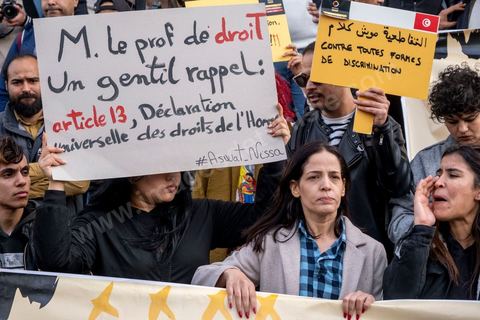 25 février 2023 : manifestation de soutien aux migrants et contre le racisme à l'appel de la société civile suite aux propos de Kais Saied, Président de la Tunisie, contre les migrants subsahariens en Tunisie. Kaïs Saïed avait provoqué la stupeur le 21 février en prônant des « mesures urgentes » contre l’immigration clandestine de ressortissants de pays d’Afrique subsaharienne, affirmant que leur présence en Tunisie était source de « violence, de crimes et d’actes inacceptables », et qu'ils cherchaient à coloniser la Tunisie et menaçaient l'identité arabo-musulmane, des propos dénoncés par des ONG et l'Union Africaine. Ces propos n'ont fait que renforcer les agressions contre cette communauté et enclenché officiellement une vague d'arrestations dans tout le pays. Les manifestants ont scandé plusieurs slogans afin d'exprimer leur solidarité avec les migrants et d’appeler à la régularisation de la situation de ceux qui se trouvent en situation irrégulière.