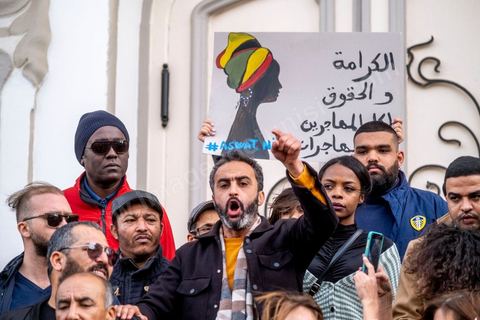 25 février 2023 : manifestation de soutien aux migrants et contre le racisme à l'appel de la société civile suite aux propos de Kais Saied, Président de la Tunisie, contre les migrants subsahariens en Tunisie. Kaïs Saïed avait provoqué la stupeur le 21 février en prônant des « mesures urgentes » contre l’immigration clandestine de ressortissants de pays d’Afrique subsaharienne, affirmant que leur présence en Tunisie était source de « violence, de crimes et d’actes inacceptables », et qu'ils cherchaient à coloniser la Tunisie et menaçaient l'identité arabo-musulmane, des propos dénoncés par des ONG et l'Union Africaine. Ces propos n'ont fait que renforcer les agressions contre cette communauté et enclenché officiellement une vague d'arrestations dans tout le pays. Les manifestants ont scandé plusieurs slogans afin d'exprimer leur solidarité avec les migrants et d’appeler à la régularisation de la situation de ceux qui se trouvent en situation irrégulière.