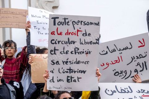 25 février 2023 : manifestation de soutien aux migrants et contre le racisme à l'appel de la société civile suite aux propos de Kais Saied, Président de la Tunisie, contre les migrants subsahariens en Tunisie. Kaïs Saïed avait provoqué la stupeur le 21 février en prônant des « mesures urgentes » contre l’immigration clandestine de ressortissants de pays d’Afrique subsaharienne, affirmant que leur présence en Tunisie était source de « violence, de crimes et d’actes inacceptables », et qu'ils cherchaient à coloniser la Tunisie et menaçaient l'identité arabo-musulmane, des propos dénoncés par des ONG et l'Union Africaine. Ces propos n'ont fait que renforcer les agressions contre cette communauté et enclenché officiellement une vague d'arrestations dans tout le pays. Les manifestants ont scandé plusieurs slogans afin d'exprimer leur solidarité avec les migrants et d’appeler à la régularisation de la situation de ceux qui se trouvent en situation irrégulière.