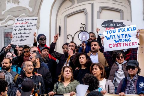 25 février 2023 : manifestation de soutien aux migrants et contre le racisme à l'appel de la société civile suite aux propos de Kais Saied, Président de la Tunisie, contre les migrants subsahariens en Tunisie. Kaïs Saïed avait provoqué la stupeur le 21 février en prônant des « mesures urgentes » contre l’immigration clandestine de ressortissants de pays d’Afrique subsaharienne, affirmant que leur présence en Tunisie était source de « violence, de crimes et d’actes inacceptables », et qu'ils cherchaient à coloniser la Tunisie et menaçaient l'identité arabo-musulmane, des propos dénoncés par des ONG et l'Union Africaine. Ces propos n'ont fait que renforcer les agressions contre cette communauté et enclenché officiellement une vague d'arrestations dans tout le pays. Les manifestants ont scandé plusieurs slogans afin d'exprimer leur solidarité avec les migrants et d’appeler à la régularisation de la situation de ceux qui se trouvent en situation irrégulière.