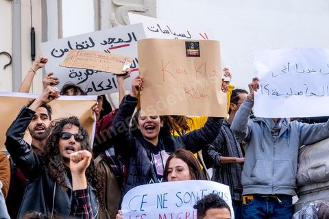25 février 2023 : manifestation de soutien aux migrants et contre le racisme à l'appel de la société civile suite aux propos de Kais Saied, Président de la Tunisie, contre les migrants subsahariens en Tunisie. Kaïs Saïed avait provoqué la stupeur le 21 février en prônant des « mesures urgentes » contre l’immigration clandestine de ressortissants de pays d’Afrique subsaharienne, affirmant que leur présence en Tunisie était source de « violence, de crimes et d’actes inacceptables », et qu'ils cherchaient à coloniser la Tunisie et menaçaient l'identité arabo-musulmane, des propos dénoncés par des ONG et l'Union Africaine. Ces propos n'ont fait que renforcer les agressions contre cette communauté et enclenché officiellement une vague d'arrestations dans tout le pays. Les manifestants ont scandé plusieurs slogans afin d'exprimer leur solidarité avec les migrants et d’appeler à la régularisation de la situation de ceux qui se trouvent en situation irrégulière.