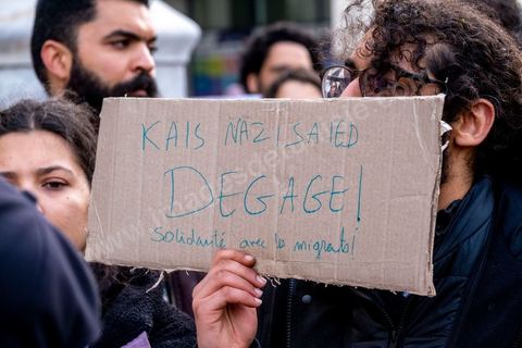 25 février 2023 : manifestation de soutien aux migrants et contre le racisme à l'appel de la société civile suite aux propos de Kais Saied, Président de la Tunisie, contre les migrants subsahariens en Tunisie. Kaïs Saïed avait provoqué la stupeur le 21 février en prônant des « mesures urgentes » contre l’immigration clandestine de ressortissants de pays d’Afrique subsaharienne, affirmant que leur présence en Tunisie était source de « violence, de crimes et d’actes inacceptables », et qu'ils cherchaient à coloniser la Tunisie et menaçaient l'identité arabo-musulmane, des propos dénoncés par des ONG et l'Union Africaine. Ces propos n'ont fait que renforcer les agressions contre cette communauté et enclenché officiellement une vague d'arrestations dans tout le pays. Les manifestants ont scandé plusieurs slogans afin d'exprimer leur solidarité avec les migrants et d’appeler à la régularisation de la situation de ceux qui se trouvent en situation irrégulière.