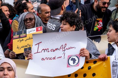 25 février 2023 : manifestation de soutien aux migrants et contre le racisme à l'appel de la société civile suite aux propos de Kais Saied, Président de la Tunisie, contre les migrants subsahariens en Tunisie. Kaïs Saïed avait provoqué la stupeur le 21 février en prônant des « mesures urgentes » contre l’immigration clandestine de ressortissants de pays d’Afrique subsaharienne, affirmant que leur présence en Tunisie était source de « violence, de crimes et d’actes inacceptables », et qu'ils cherchaient à coloniser la Tunisie et menaçaient l'identité arabo-musulmane, des propos dénoncés par des ONG et l'Union Africaine. Ces propos n'ont fait que renforcer les agressions contre cette communauté et enclenché officiellement une vague d'arrestations dans tout le pays. Les manifestants ont scandé plusieurs slogans afin d'exprimer leur solidarité avec les migrants et d’appeler à la régularisation de la situation de ceux qui se trouvent en situation irrégulière.