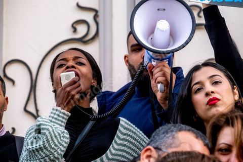 25 février 2023 : manifestation de soutien aux migrants et contre le racisme à l'appel de la société civile suite aux propos de Kais Saied, Président de la Tunisie, contre les migrants subsahariens en Tunisie. Kaïs Saïed avait provoqué la stupeur le 21 février en prônant des « mesures urgentes » contre l’immigration clandestine de ressortissants de pays d’Afrique subsaharienne, affirmant que leur présence en Tunisie était source de « violence, de crimes et d’actes inacceptables », et qu'ils cherchaient à coloniser la Tunisie et menaçaient l'identité arabo-musulmane, des propos dénoncés par des ONG et l'Union Africaine. Ces propos n'ont fait que renforcer les agressions contre cette communauté et enclenché officiellement une vague d'arrestations dans tout le pays. Les manifestants ont scandé plusieurs slogans afin d'exprimer leur solidarité avec les migrants et d’appeler à la régularisation de la situation de ceux qui se trouvent en situation irrégulière.