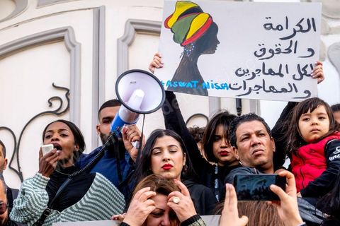 25 février 2023 : manifestation de soutien aux migrants et contre le racisme à l'appel de la société civile suite aux propos de Kais Saied, Président de la Tunisie, contre les migrants subsahariens en Tunisie. Kaïs Saïed avait provoqué la stupeur le 21 février en prônant des « mesures urgentes » contre l’immigration clandestine de ressortissants de pays d’Afrique subsaharienne, affirmant que leur présence en Tunisie était source de « violence, de crimes et d’actes inacceptables », et qu'ils cherchaient à coloniser la Tunisie et menaçaient l'identité arabo-musulmane, des propos dénoncés par des ONG et l'Union Africaine. Ces propos n'ont fait que renforcer les agressions contre cette communauté et enclenché officiellement une vague d'arrestations dans tout le pays. Les manifestants ont scandé plusieurs slogans afin d'exprimer leur solidarité avec les migrants et d’appeler à la régularisation de la situation de ceux qui se trouvent en situation irrégulière.
