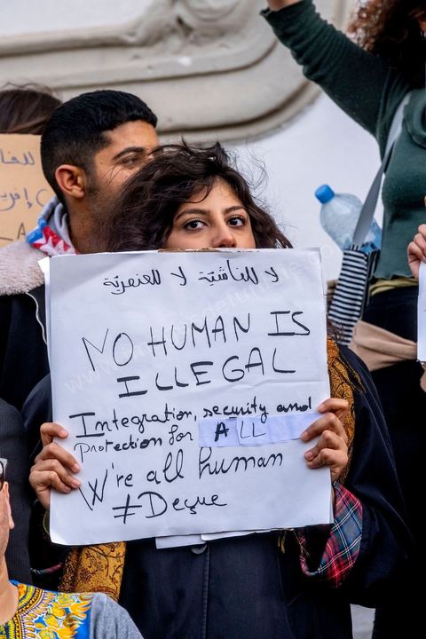 25 février 2023 : manifestation de soutien aux migrants et contre le racisme à l'appel de la société civile suite aux propos de Kais Saied, Président de la Tunisie, contre les migrants subsahariens en Tunisie. Kaïs Saïed avait provoqué la stupeur le 21 février en prônant des « mesures urgentes » contre l’immigration clandestine de ressortissants de pays d’Afrique subsaharienne, affirmant que leur présence en Tunisie était source de « violence, de crimes et d’actes inacceptables », et qu'ils cherchaient à coloniser la Tunisie et menaçaient l'identité arabo-musulmane, des propos dénoncés par des ONG et l'Union Africaine. Ces propos n'ont fait que renforcer les agressions contre cette communauté et enclenché officiellement une vague d'arrestations dans tout le pays. Les manifestants ont scandé plusieurs slogans afin d'exprimer leur solidarité avec les migrants et d’appeler à la régularisation de la situation de ceux qui se trouvent en situation irrégulière.