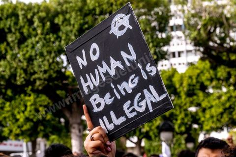 25 février 2023 : manifestation de soutien aux migrants et contre le racisme à l'appel de la société civile suite aux propos de Kais Saied, Président de la Tunisie, contre les migrants subsahariens en Tunisie. Kaïs Saïed avait provoqué la stupeur le 21 février en prônant des « mesures urgentes » contre l’immigration clandestine de ressortissants de pays d’Afrique subsaharienne, affirmant que leur présence en Tunisie était source de « violence, de crimes et d’actes inacceptables », et qu'ils cherchaient à coloniser la Tunisie et menaçaient l'identité arabo-musulmane, des propos dénoncés par des ONG et l'Union Africaine. Ces propos n'ont fait que renforcer les agressions contre cette communauté et enclenché officiellement une vague d'arrestations dans tout le pays. Les manifestants ont scandé plusieurs slogans afin d'exprimer leur solidarité avec les migrants et d’appeler à la régularisation de la situation de ceux qui se trouvent en situation irrégulière.