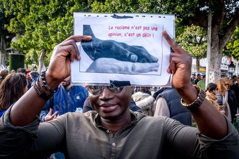 25 février 2023 : manifestation de soutien aux migrants et contre le racisme à l'appel de la société civile suite aux propos de Kais Saied, Président de la Tunisie, contre les migrants subsahariens en Tunisie. Kaïs Saïed avait provoqué la stupeur le 21 février en prônant des « mesures urgentes » contre l’immigration clandestine de ressortissants de pays d’Afrique subsaharienne, affirmant que leur présence en Tunisie était source de « violence, de crimes et d’actes inacceptables », et qu'ils cherchaient à coloniser la Tunisie et menaçaient l'identité arabo-musulmane, des propos dénoncés par des ONG et l'Union Africaine. Ces propos n'ont fait que renforcer les agressions contre cette communauté et enclenché officiellement une vague d'arrestations dans tout le pays. Les manifestants ont scandé plusieurs slogans afin d'exprimer leur solidarité avec les migrants et d’appeler à la régularisation de la situation de ceux qui se trouvent en situation irrégulière.