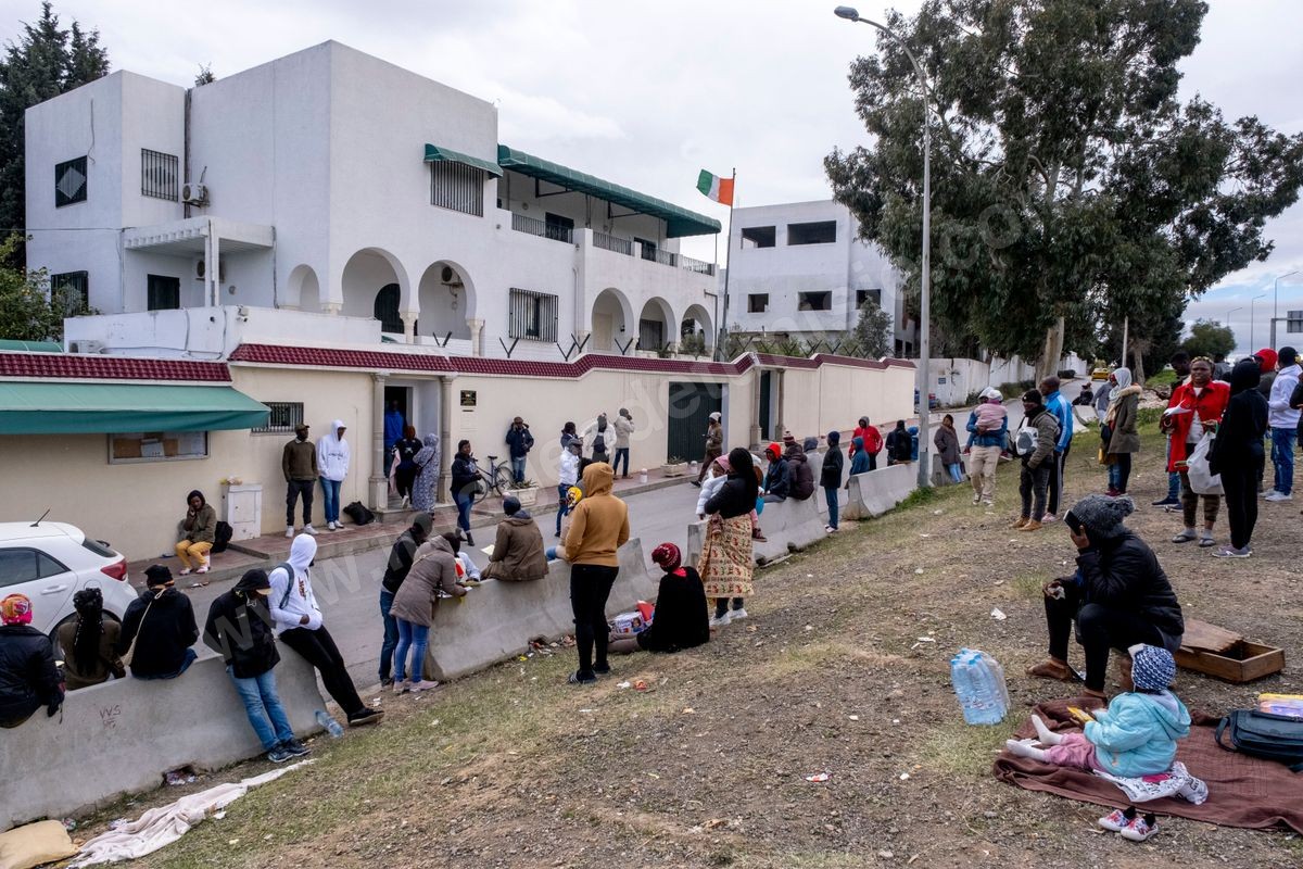 M68-400 Migrants devant ambassade de cote d'Ivoire à Tunis 01032023