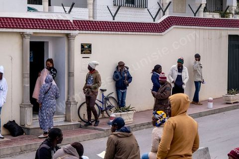 1 mars 2023 : devant l'ambasade de Côte d'Ivoire à Tunis, les migrants ivoiriens en nombre viennent s'enregistrer et espérer un rapatriment dans leur pays suite aux propos il y a une semaine du Président tunisien Kais Saied contre la communauté sub-saharienne en Tunisie. Le président a soutenu que l'immigration clandestine en Tunisie relevait d'une "entreprise criminelle (...) visant à changer la composition démographique de la Tunisie", afin de la transformer en un pays "africain seulement" et estomper son caractère "arabo-musulman" déclenchant de très nombreuses arrestations et agressions contre les subsahraiens. Empéchés de travailler, chassés de leur logement, poursuivis par la police et la population, les subsahriens se voient aujourd'hui dans l'obligation de quitter d'urgence le pays et espérent l'aide de leur pays pour cela. 