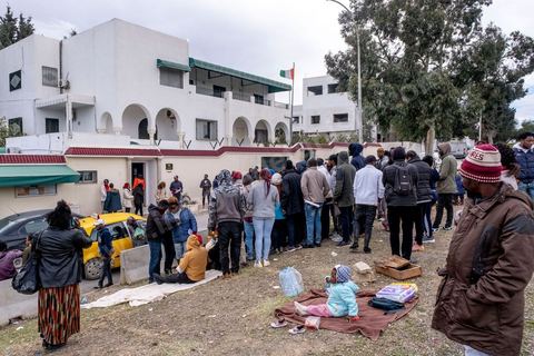 1 mars 2023 : devant l'ambasade de Côte d'Ivoire à Tunis, les migrants ivoiriens en nombre viennent s'enregistrer et espérer un rapatriment dans leur pays suite aux propos il y a une semaine du Président tunisien Kais Saied contre la communauté sub-saharienne en Tunisie. Le président a soutenu que l'immigration clandestine en Tunisie relevait d'une "entreprise criminelle (...) visant à changer la composition démographique de la Tunisie", afin de la transformer en un pays "africain seulement" et estomper son caractère "arabo-musulman" déclenchant de très nombreuses arrestations et agressions contre les subsahraiens. Empéchés de travailler, chassés de leur logement, poursuivis par la police et la population, les subsahriens se voient aujourd'hui dans l'obligation de quitter d'urgence le pays et espérent l'aide de leur pays pour cela. 