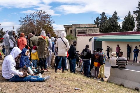 1 mars 2023 : devant l'ambasade de Côte d'Ivoire à Tunis, les migrants ivoiriens en nombre viennent s'enregistrer et espérer un rapatriment dans leur pays suite aux propos il y a une semaine du Président tunisien Kais Saied contre la communauté sub-saharienne en Tunisie. Le président a soutenu que l'immigration clandestine en Tunisie relevait d'une "entreprise criminelle (...) visant à changer la composition démographique de la Tunisie", afin de la transformer en un pays "africain seulement" et estomper son caractère "arabo-musulman" déclenchant de très nombreuses arrestations et agressions contre les subsahraiens. Empéchés de travailler, chassés de leur logement, poursuivis par la police et la population, les subsahriens se voient aujourd'hui dans l'obligation de quitter d'urgence le pays et espérent l'aide de leur pays pour cela. 