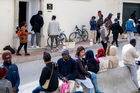 1 mars 2023 : devant l'ambasade de Côte d'Ivoire à Tunis, les migrants ivoiriens en nombre viennent s'enregistrer et espérer un rapatriment dans leur pays suite aux propos il y a une semaine du Président tunisien Kais Saied contre la communauté sub-saharienne en Tunisie. Le président a soutenu que l'immigration clandestine en Tunisie relevait d'une "entreprise criminelle (...) visant à changer la composition démographique de la Tunisie", afin de la transformer en un pays "africain seulement" et estomper son caractère "arabo-musulman" déclenchant de très nombreuses arrestations et agressions contre les subsahraiens. Empéchés de travailler, chassés de leur logement, poursuivis par la police et la population, les subsahriens se voient aujourd'hui dans l'obligation de quitter d'urgence le pays et espérent l'aide de leur pays pour cela. 