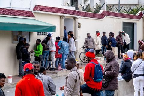 1 mars 2023 : devant l'ambasade de Côte d'Ivoire à Tunis, les migrants ivoiriens en nombre viennent s'enregistrer et espérer un rapatriment dans leur pays suite aux propos il y a une semaine du Président tunisien Kais Saied contre la communauté sub-saharienne en Tunisie. Le président a soutenu que l'immigration clandestine en Tunisie relevait d'une "entreprise criminelle (...) visant à changer la composition démographique de la Tunisie", afin de la transformer en un pays "africain seulement" et estomper son caractère "arabo-musulman" déclenchant de très nombreuses arrestations et agressions contre les subsahraiens. Empéchés de travailler, chassés de leur logement, poursuivis par la police et la population, les subsahriens se voient aujourd'hui dans l'obligation de quitter d'urgence le pays et espérent l'aide de leur pays pour cela. 