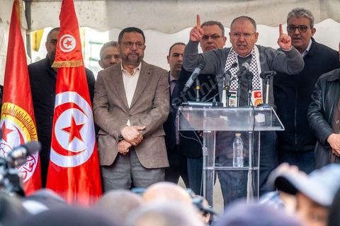 4 mars 2023 : à l'appel de l'UGTT, la grande centrale syndicale, près de 10 000 personnes sont venues écouter le secrétaire général Noureddine Taboubi devant le siège historique de l'UGTT puis manifester sur l'avneue Bourguiba. Taboubi a salué les personnalités politiques et publiques récemment arrêtées et incarcérées, il a demandé la libération des syndicalistes arrétés, a contesté le secret du gouvernement sur les négociations avec le FMI et a appelé le peuple à s'unir autour de la centrale syndicale pour lutter contre le pouvoir en place.  De nombreux leaders étaient présents et ont marchés dans le calme dans les rues de Tunis face à un impressionannt dispositif policier. 