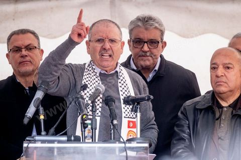 4 mars 2023 : à l'appel de l'UGTT, la grande centrale syndicale, près de 10 000 personnes sont venues écouter le secrétaire général Noureddine Taboubi devant le siège historique de l'UGTT puis manifester sur l'avneue Bourguiba. Taboubi a salué les personnalités politiques et publiques récemment arrêtées et incarcérées, il a demandé la libération des syndicalistes arrétés, a contesté le secret du gouvernement sur les négociations avec le FMI et a appelé le peuple à s'unir autour de la centrale syndicale pour lutter contre le pouvoir en place.  De nombreux leaders étaient présents et ont marchés dans le calme dans les rues de Tunis face à un impressionannt dispositif policier. 