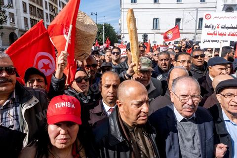 4 mars 2023 : à l'appel de l'UGTT, la grande centrale syndicale, près de 10 000 personnes sont venues écouter le secrétaire général Noureddine Taboubi devant le siège historique de l'UGTT puis manifester sur l'avneue Bourguiba. Taboubi a salué les personnalités politiques et publiques récemment arrêtées et incarcérées, il a demandé la libération des syndicalistes arrétés, a contesté le secret du gouvernement sur les négociations avec le FMI et a appelé le peuple à s'unir autour de la centrale syndicale pour lutter contre le pouvoir en place.  De nombreux leaders étaient présents et ont marchés dans le calme dans les rues de Tunis face à un impressionannt dispositif policier. 