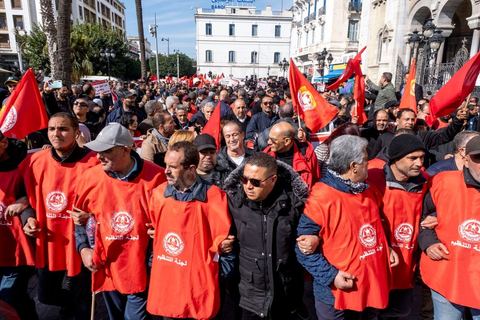 4 mars 2023 : à l'appel de l'UGTT, la grande centrale syndicale, près de 10 000 personnes sont venues écouter le secrétaire général Noureddine Taboubi devant le siège historique de l'UGTT puis manifester sur l'avneue Bourguiba. Taboubi a salué les personnalités politiques et publiques récemment arrêtées et incarcérées, il a demandé la libération des syndicalistes arrétés, a contesté le secret du gouvernement sur les négociations avec le FMI et a appelé le peuple à s'unir autour de la centrale syndicale pour lutter contre le pouvoir en place.  De nombreux leaders étaient présents et ont marchés dans le calme dans les rues de Tunis face à un impressionannt dispositif policier. 