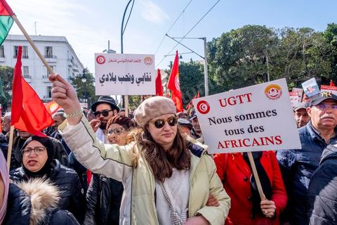 4 mars 2023 : à l'appel de l'UGTT, la grande centrale syndicale, près de 10 000 personnes sont venues écouter le secrétaire général Noureddine Taboubi devant le siège historique de l'UGTT puis manifester sur l'avneue Bourguiba. Taboubi a salué les personnalités politiques et publiques récemment arrêtées et incarcérées, il a demandé la libération des syndicalistes arrétés, a contesté le secret du gouvernement sur les négociations avec le FMI et a appelé le peuple à s'unir autour de la centrale syndicale pour lutter contre le pouvoir en place.  De nombreux leaders étaient présents et ont marchés dans le calme dans les rues de Tunis face à un impressionannt dispositif policier. 