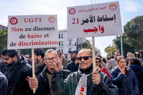 4 mars 2023 : à l'appel de l'UGTT, la grande centrale syndicale, près de 10 000 personnes sont venues écouter le secrétaire général Noureddine Taboubi devant le siège historique de l'UGTT puis manifester sur l'avneue Bourguiba. Taboubi a salué les personnalités politiques et publiques récemment arrêtées et incarcérées, il a demandé la libération des syndicalistes arrétés, a contesté le secret du gouvernement sur les négociations avec le FMI et a appelé le peuple à s'unir autour de la centrale syndicale pour lutter contre le pouvoir en place.  De nombreux leaders étaient présents et ont marchés dans le calme dans les rues de Tunis face à un impressionannt dispositif policier. 