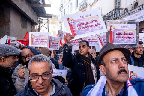 4 mars 2023 : à l'appel de l'UGTT, la grande centrale syndicale, près de 10 000 personnes sont venues écouter le secrétaire général Noureddine Taboubi devant le siège historique de l'UGTT puis manifester sur l'avneue Bourguiba. Taboubi a salué les personnalités politiques et publiques récemment arrêtées et incarcérées, il a demandé la libération des syndicalistes arrétés, a contesté le secret du gouvernement sur les négociations avec le FMI et a appelé le peuple à s'unir autour de la centrale syndicale pour lutter contre le pouvoir en place.  De nombreux leaders étaient présents et ont marchés dans le calme dans les rues de Tunis face à un impressionannt dispositif policier. 