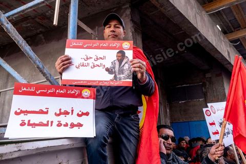 4 mars 2023 : à l'appel de l'UGTT, la grande centrale syndicale, près de 10 000 personnes sont venues écouter le secrétaire général Noureddine Taboubi devant le siège historique de l'UGTT puis manifester sur l'avneue Bourguiba. Taboubi a salué les personnalités politiques et publiques récemment arrêtées et incarcérées, il a demandé la libération des syndicalistes arrétés, a contesté le secret du gouvernement sur les négociations avec le FMI et a appelé le peuple à s'unir autour de la centrale syndicale pour lutter contre le pouvoir en place.  De nombreux leaders étaient présents et ont marchés dans le calme dans les rues de Tunis face à un impressionannt dispositif policier. 