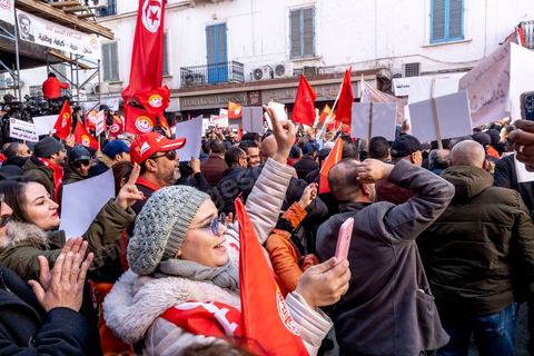 4 mars 2023 : à l'appel de l'UGTT, la grande centrale syndicale, près de 10 000 personnes sont venues écouter le secrétaire général Noureddine Taboubi devant le siège historique de l'UGTT puis manifester sur l'avneue Bourguiba. Taboubi a salué les personnalités politiques et publiques récemment arrêtées et incarcérées, il a demandé la libération des syndicalistes arrétés, a contesté le secret du gouvernement sur les négociations avec le FMI et a appelé le peuple à s'unir autour de la centrale syndicale pour lutter contre le pouvoir en place.  De nombreux leaders étaient présents et ont marchés dans le calme dans les rues de Tunis face à un impressionannt dispositif policier. 