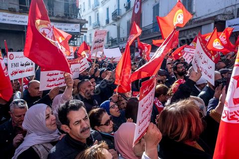 4 mars 2023 : à l'appel de l'UGTT, la grande centrale syndicale, près de 10 000 personnes sont venues écouter le secrétaire général Noureddine Taboubi devant le siège historique de l'UGTT puis manifester sur l'avneue Bourguiba. Taboubi a salué les personnalités politiques et publiques récemment arrêtées et incarcérées, il a demandé la libération des syndicalistes arrétés, a contesté le secret du gouvernement sur les négociations avec le FMI et a appelé le peuple à s'unir autour de la centrale syndicale pour lutter contre le pouvoir en place.  De nombreux leaders étaient présents et ont marchés dans le calme dans les rues de Tunis face à un impressionannt dispositif policier. 