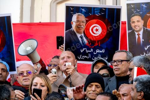 5 mars 2023 : malgré l’interdiction des autorités compétentes, la manifestation du Front du Salut National s'est tenue au centre ville de Tunis pour protester contre les arrestations, ces dernières semaines, de ses leaders. Le Front de salut national est une coalition politique qui s'oppose au « coup d'État » effectué par le président Kaïs Saïed le 25 juillet 2021. Près de deux milles manifestants se sont réunis au final devant le théâtre, brandissant les portraits des personnalités arrétés ces derniers semaines sur ordre du président. Najib Chebbi, président du Front du Salut, a condamné la politique arbitraire du président de la République, notamment, en ce qui concerne les arrestations ayant touché des politiciens, des activistes, des journalistes et des syndicalistes. Il a annoncé que les sympathisants du Front de salut ont décidé d’observer une manifestation de solidarité avec les détenus tous les mercredis, ajoutant qu’un nombre de personnalités nationales ont fait part de leur intention de rejoindre le front.