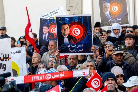 5 mars 2023 : malgré l’interdiction des autorités compétentes, la manifestation du Front du Salut National s'est tenue au centre ville de Tunis pour protester contre les arrestations, ces dernières semaines, de ses leaders. Le Front de salut national est une coalition politique qui s'oppose au « coup d'État » effectué par le président Kaïs Saïed le 25 juillet 2021. Près de deux milles manifestants se sont réunis au final devant le théâtre, brandissant les portraits des personnalités arrétés ces derniers semaines sur ordre du président. Najib Chebbi, président du Front du Salut, a condamné la politique arbitraire du président de la République, notamment, en ce qui concerne les arrestations ayant touché des politiciens, des activistes, des journalistes et des syndicalistes. Il a annoncé que les sympathisants du Front de salut ont décidé d’observer une manifestation de solidarité avec les détenus tous les mercredis, ajoutant qu’un nombre de personnalités nationales ont fait part de leur intention de rejoindre le front.