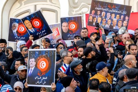 5 mars 2023 : malgré l’interdiction des autorités compétentes, la manifestation du Front du Salut National s'est tenue au centre ville de Tunis pour protester contre les arrestations, ces dernières semaines, de ses leaders. Le Front de salut national est une coalition politique qui s'oppose au « coup d'État » effectué par le président Kaïs Saïed le 25 juillet 2021. Près de deux milles manifestants se sont réunis au final devant le théâtre, brandissant les portraits des personnalités arrétés ces derniers semaines sur ordre du président. Najib Chebbi, président du Front du Salut, a condamné la politique arbitraire du président de la République, notamment, en ce qui concerne les arrestations ayant touché des politiciens, des activistes, des journalistes et des syndicalistes. Il a annoncé que les sympathisants du Front de salut ont décidé d’observer une manifestation de solidarité avec les détenus tous les mercredis, ajoutant qu’un nombre de personnalités nationales ont fait part de leur intention de rejoindre le front.