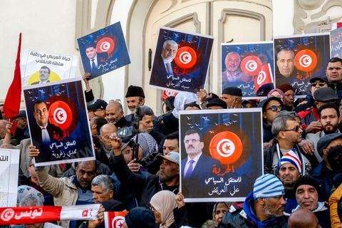 5 mars 2023 : malgré l’interdiction des autorités compétentes, la manifestation du Front du Salut National s'est tenue au centre ville de Tunis pour protester contre les arrestations, ces dernières semaines, de ses leaders. Le Front de salut national est une coalition politique qui s'oppose au « coup d'État » effectué par le président Kaïs Saïed le 25 juillet 2021. Près de deux milles manifestants se sont réunis au final devant le théâtre, brandissant les portraits des personnalités arrétés ces derniers semaines sur ordre du président. Najib Chebbi, président du Front du Salut, a condamné la politique arbitraire du président de la République, notamment, en ce qui concerne les arrestations ayant touché des politiciens, des activistes, des journalistes et des syndicalistes. Il a annoncé que les sympathisants du Front de salut ont décidé d’observer une manifestation de solidarité avec les détenus tous les mercredis, ajoutant qu’un nombre de personnalités nationales ont fait part de leur intention de rejoindre le front.
